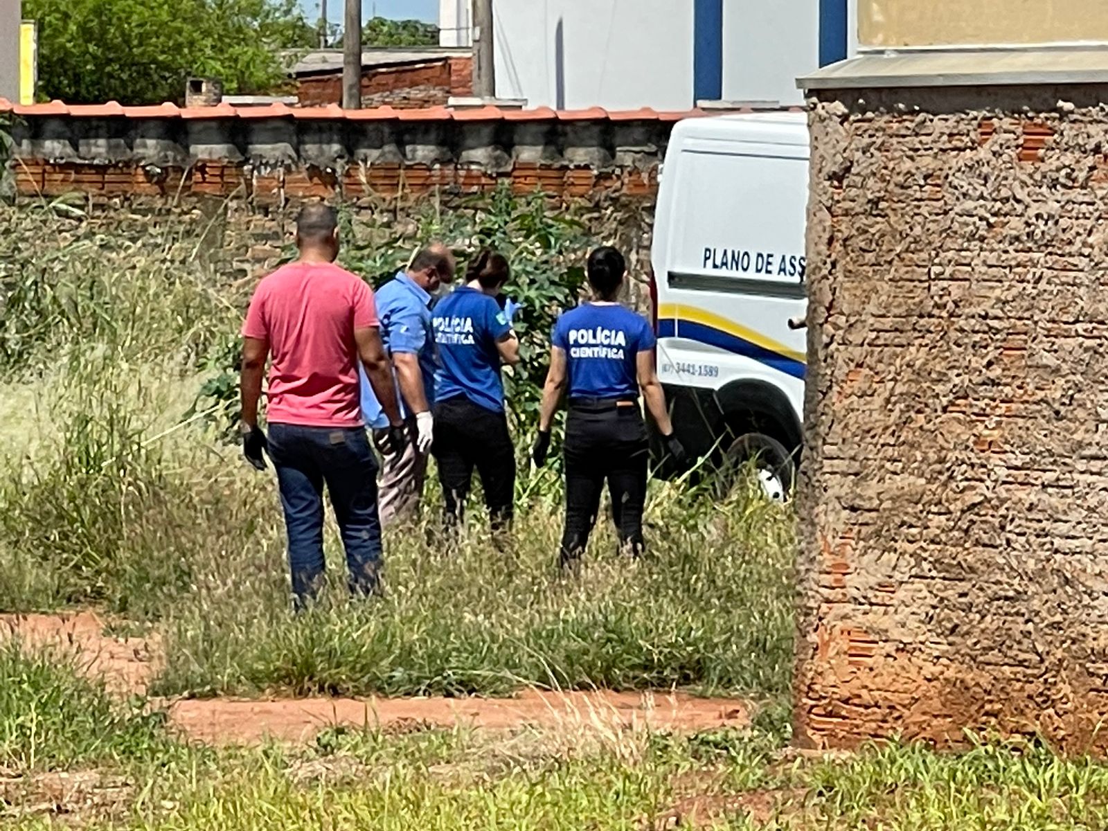 Peritos realizando exames no local - Foto: Jornal da Nova